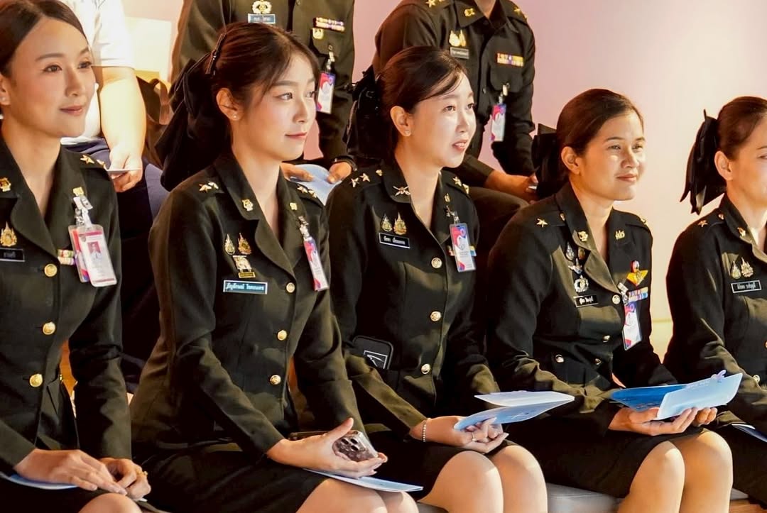 พลอยใส - ธัญลักษณ์ โชคธนเดช