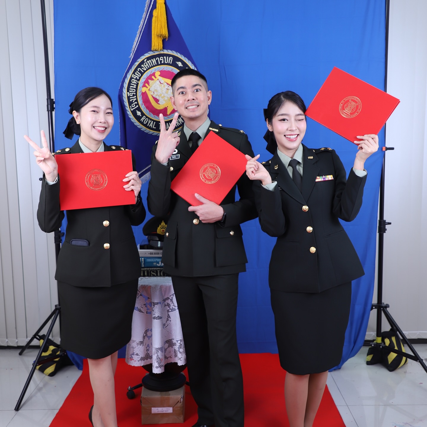 พลอยใส - ธัญลักษณ์ โชคธนเดช