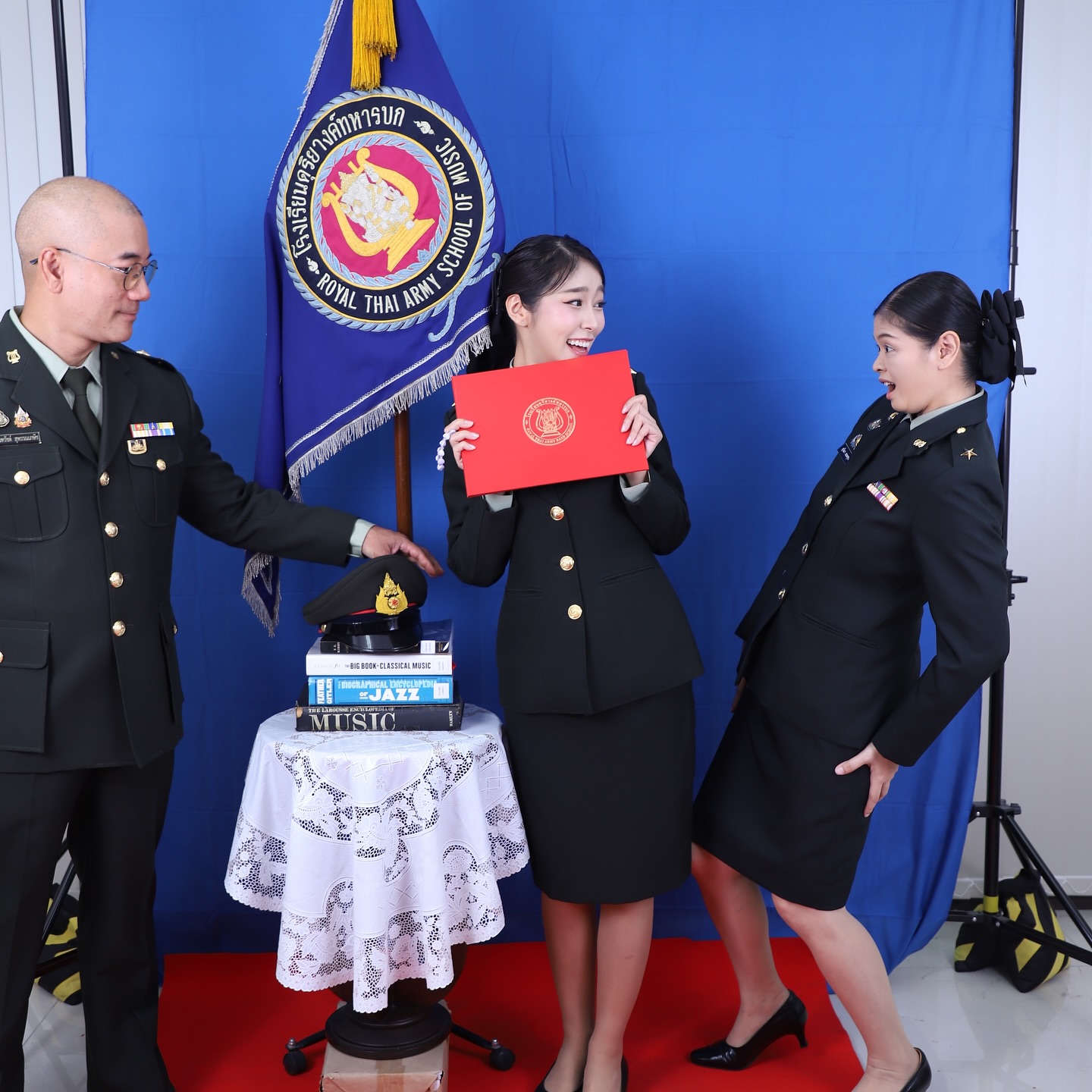 พลอยใส - ธัญลักษณ์ โชคธนเดช