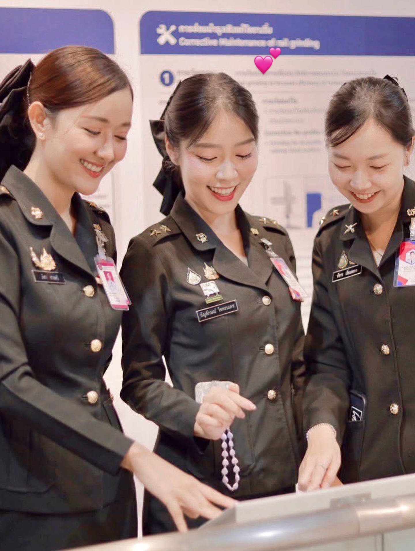 พลอยใส - ธัญลักษณ์ โชคธนเดช
