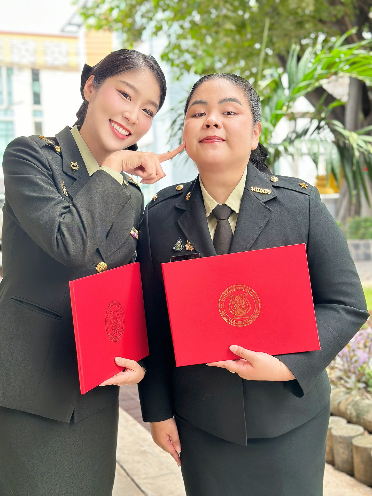 พลอยใส - ธัญลักษณ์ โชคธนเดช