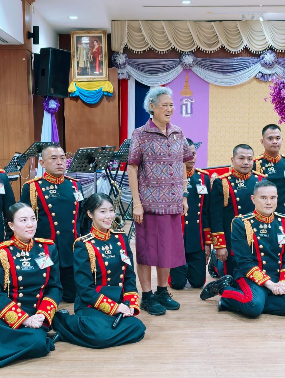พลอยใส - ธัญลักษณ์ โชคธนเดช