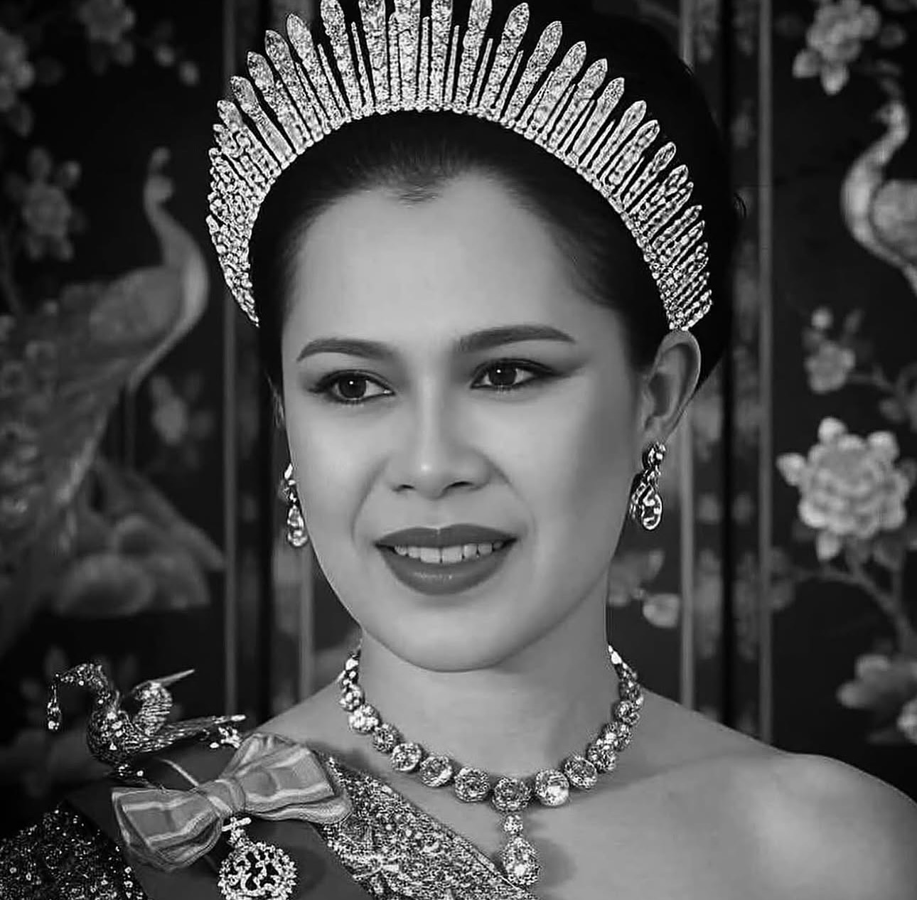 พลอยใส - ธัญลักษณ์ โชคธนเดช