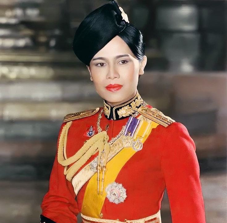 พลอยใส - ธัญลักษณ์ โชคธนเดช