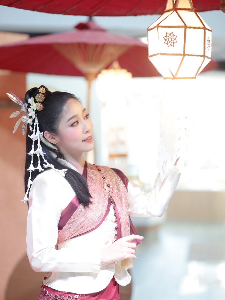 พลอยใส - ธัญลักษณ์ โชคธนเดช