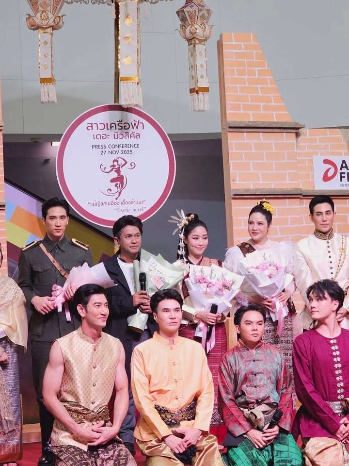 พลอยใส - ธัญลักษณ์ โชคธนเดช