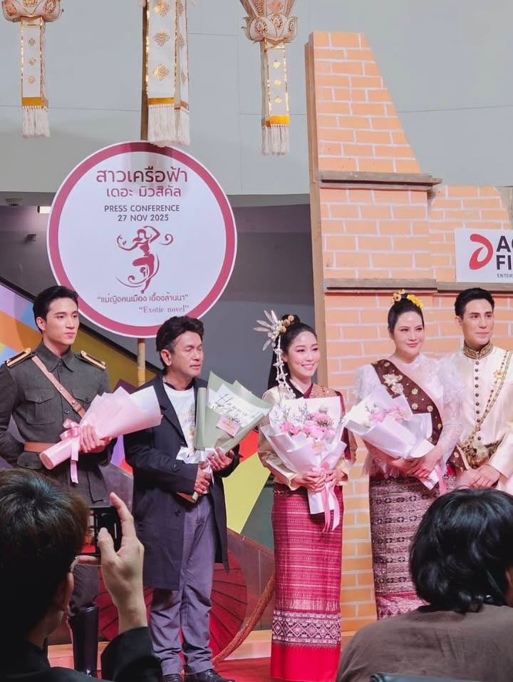 พลอยใส - ธัญลักษณ์ โชคธนเดช