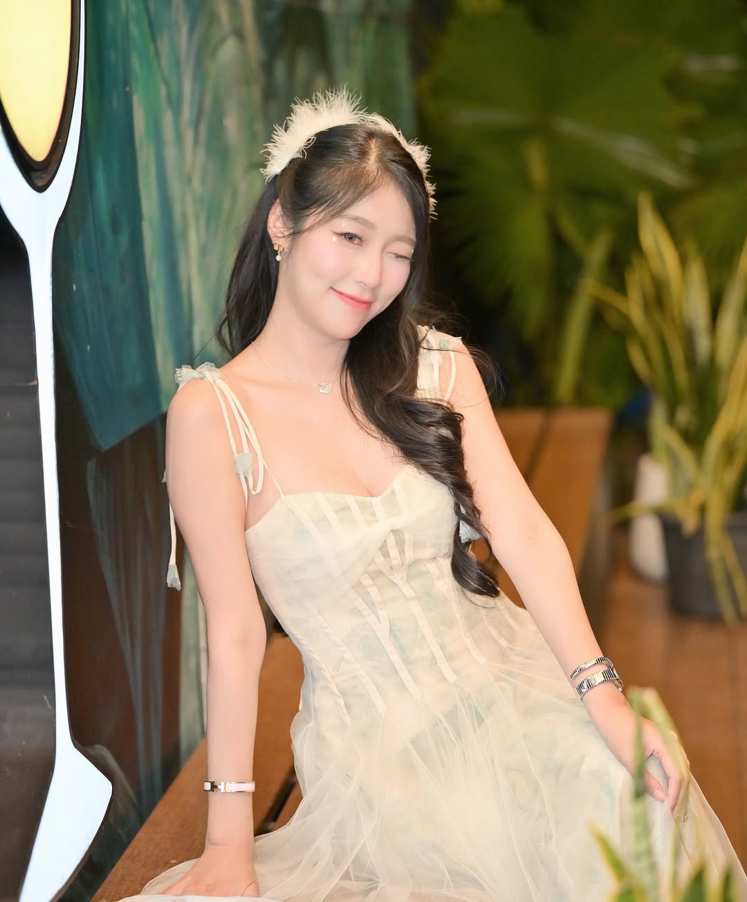 พลอยใส - ธัญลักษณ์ โชคธนเดช