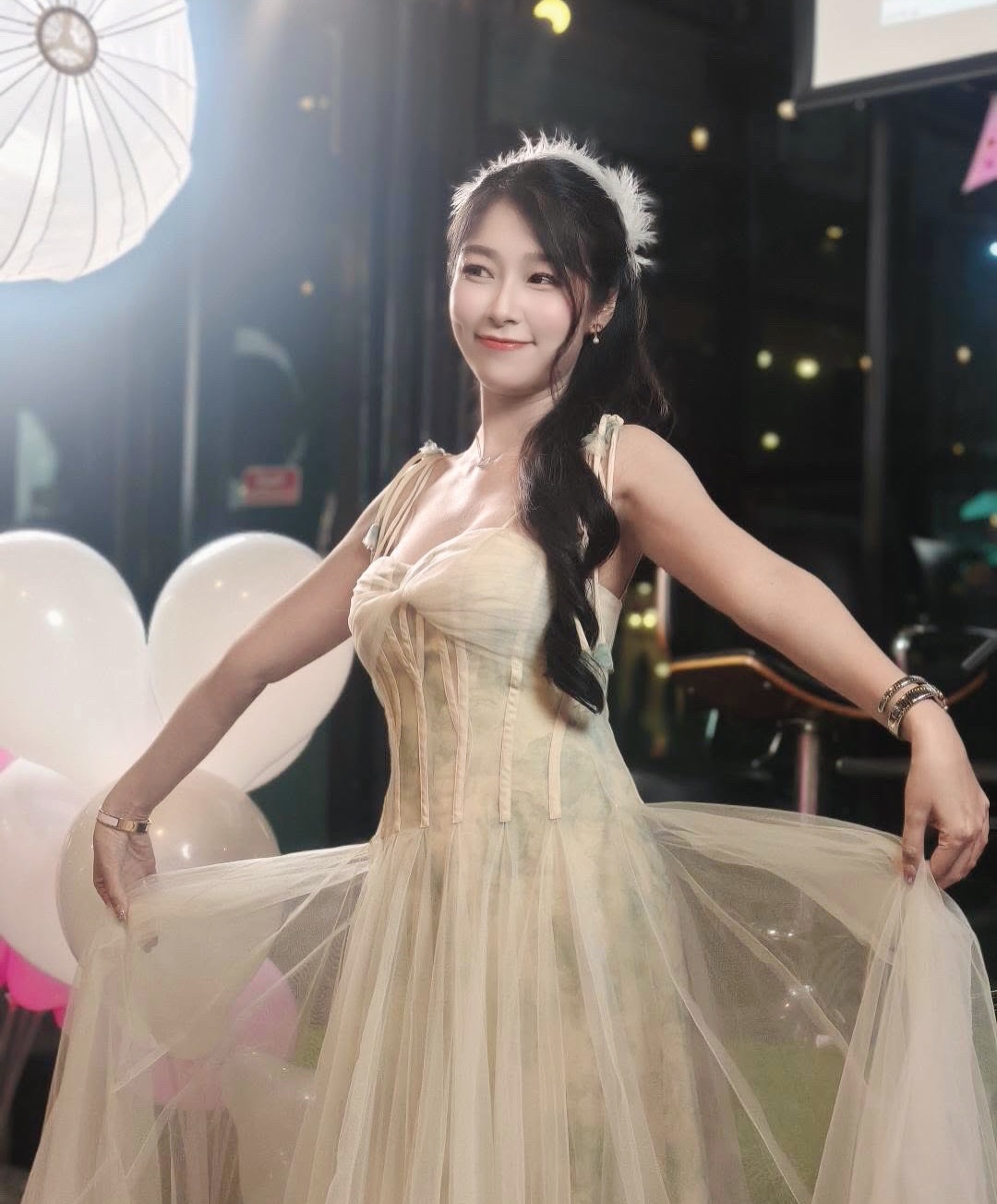 พลอยใส - ธัญลักษณ์ โชคธนเดช