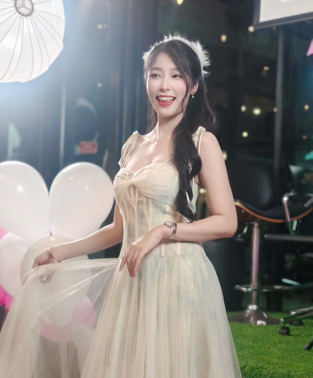 พลอยใส - ธัญลักษณ์ โชคธนเดช