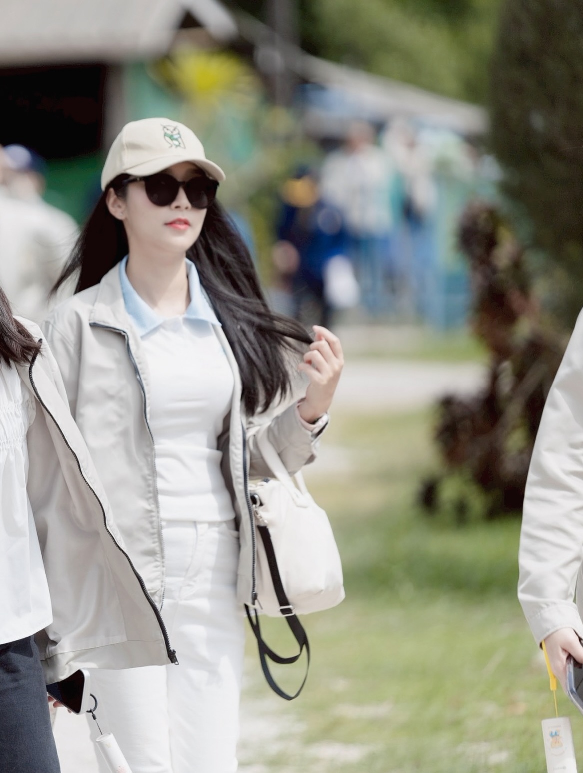 พลอยใส - ธัญลักษณ์ โชคธนเดช