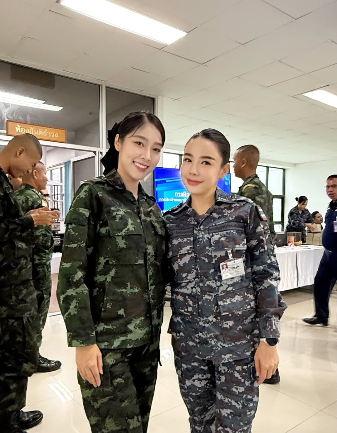 พลอยใส - ธัญลักษณ์ โชคธนเดช