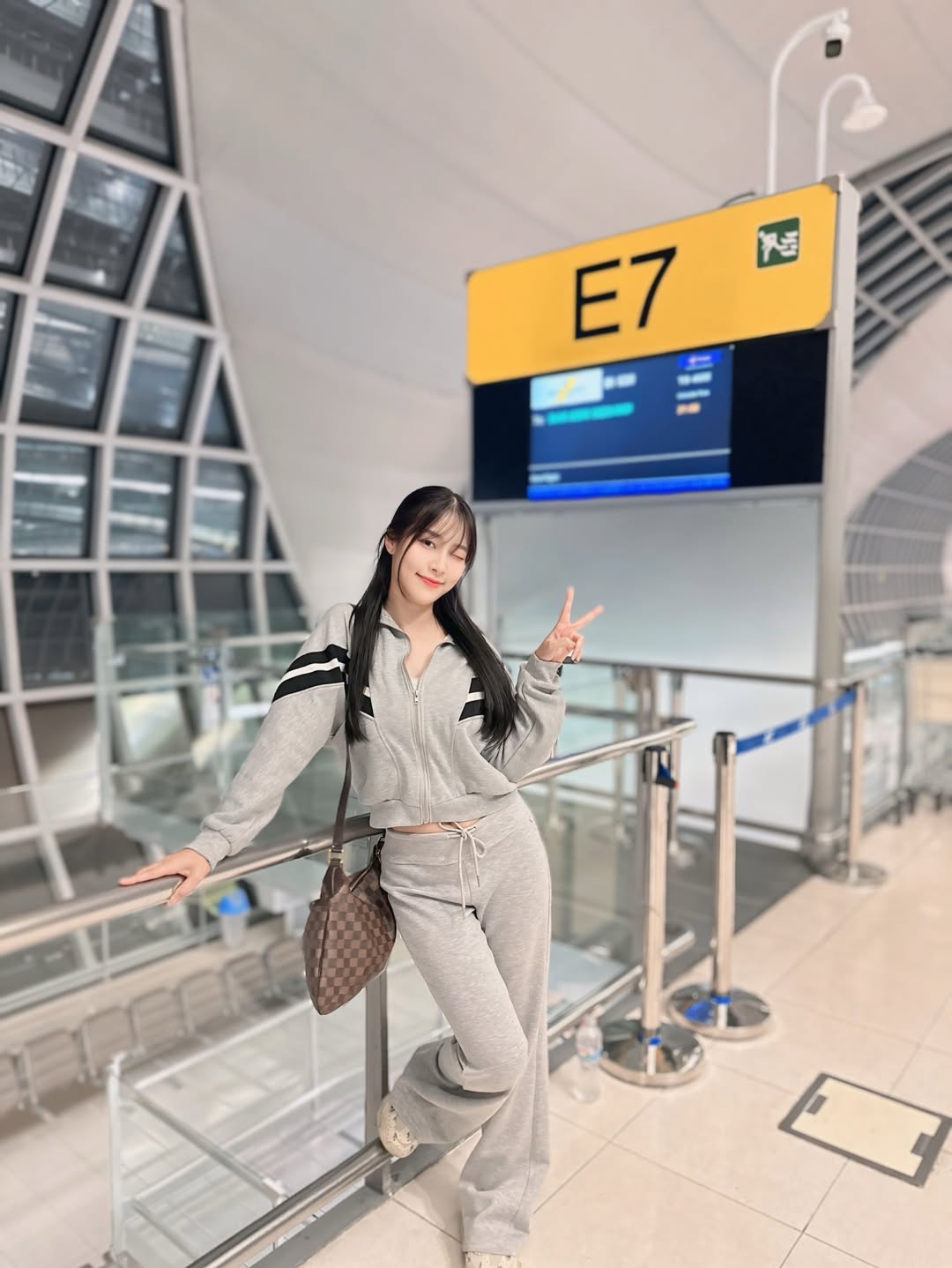 พลอยใส - ธัญลักษณ์ โชคธนเดช