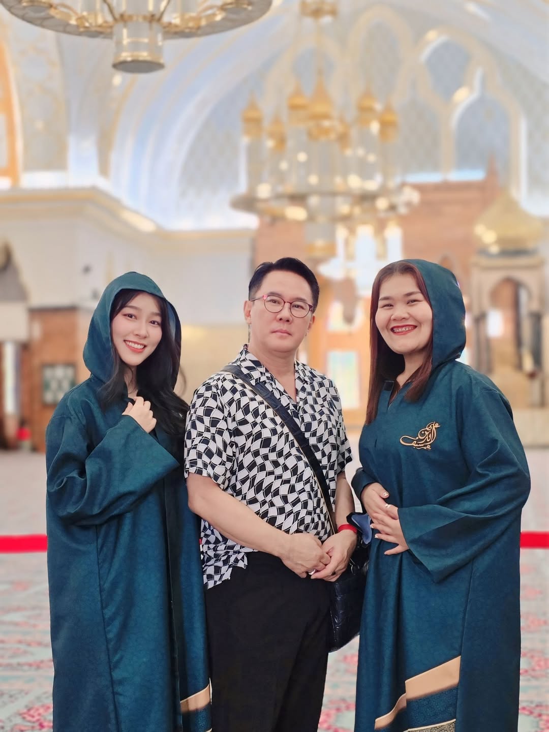 พลอยใส - ธัญลักษณ์ โชคธนเดช