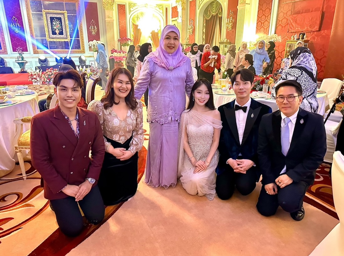 พลอยใส - ธัญลักษณ์ โชคธนเดช