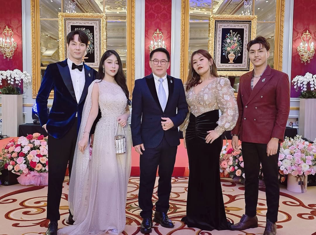 พลอยใส - ธัญลักษณ์ โชคธนเดช