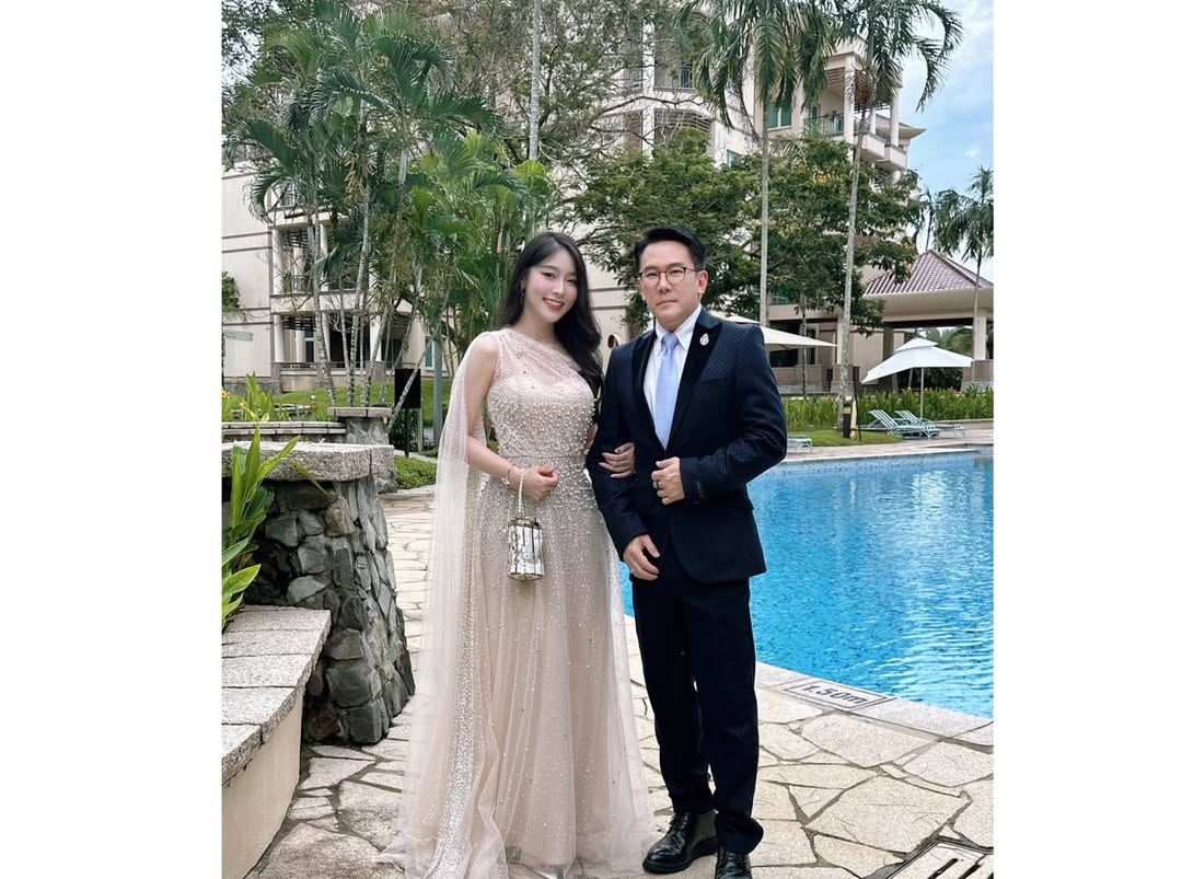 พลอยใส - ธัญลักษณ์ โชคธนเดช