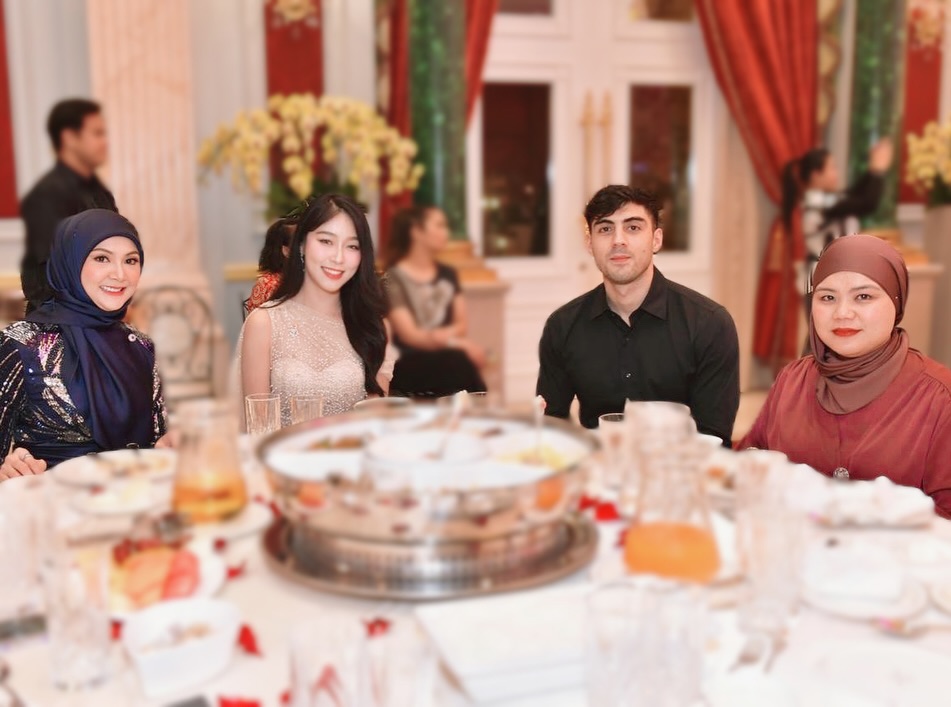 พลอยใส - ธัญลักษณ์ โชคธนเดช