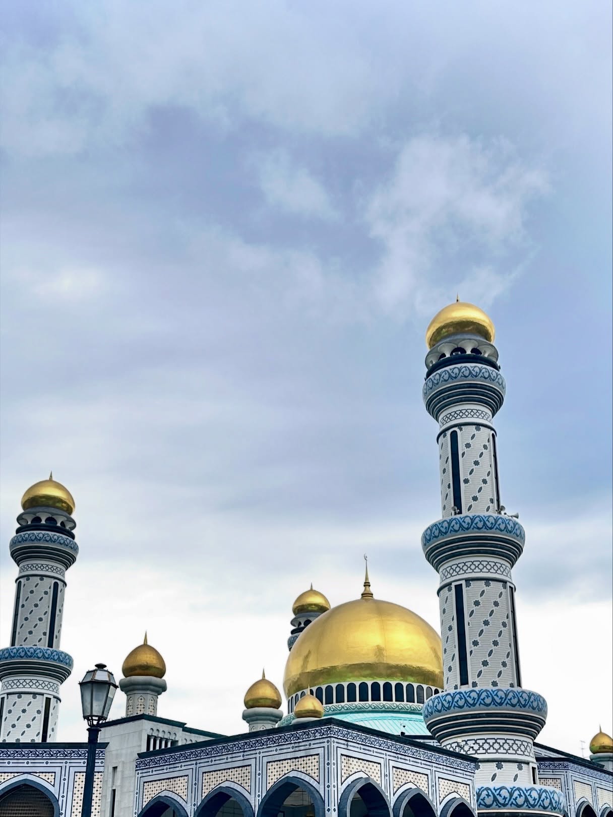 พลอยใส - ธัญลักษณ์ โชคธนเดช