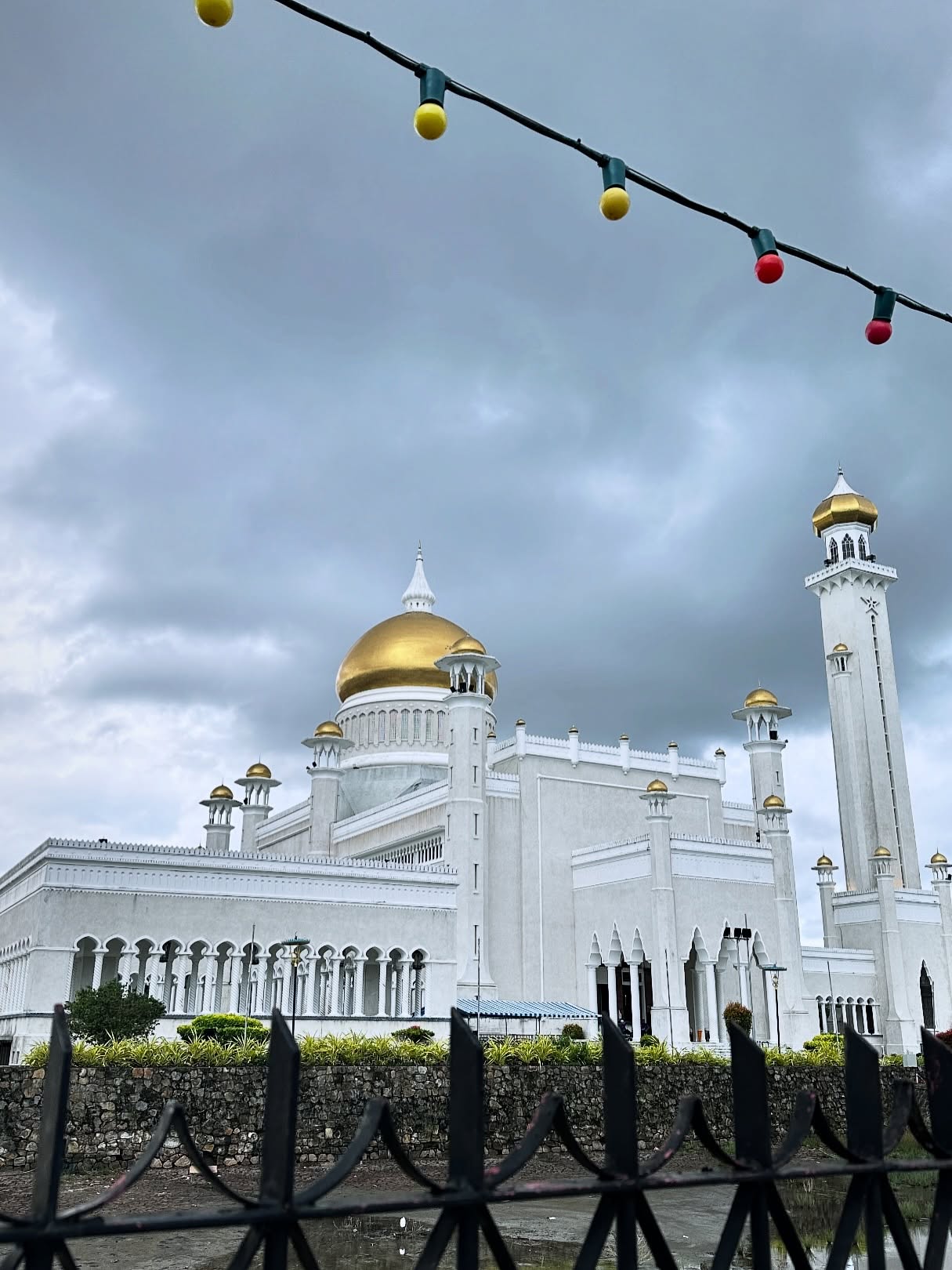 พลอยใส - ธัญลักษณ์ โชคธนเดช