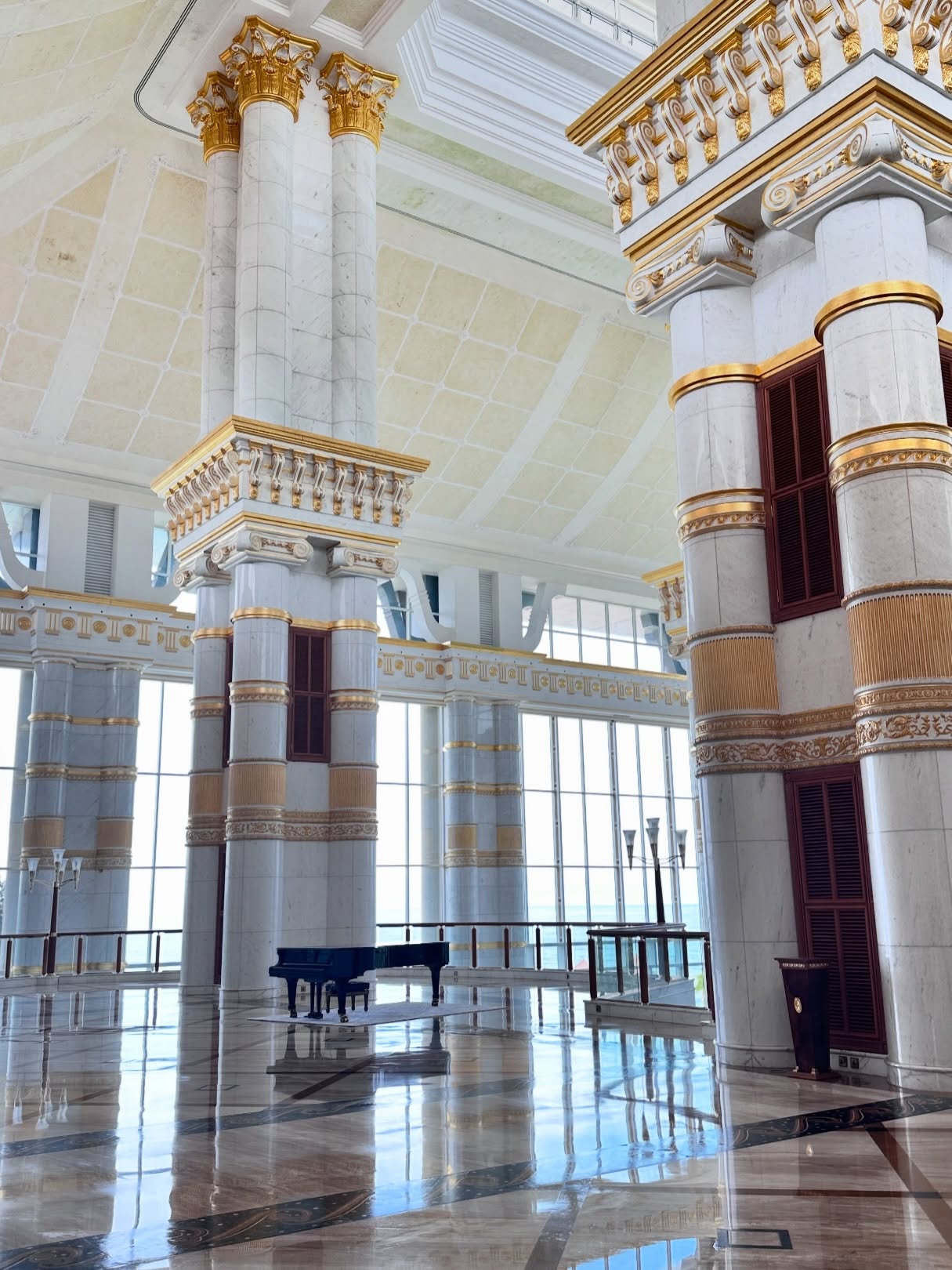 พลอยใส - ธัญลักษณ์ โชคธนเดช