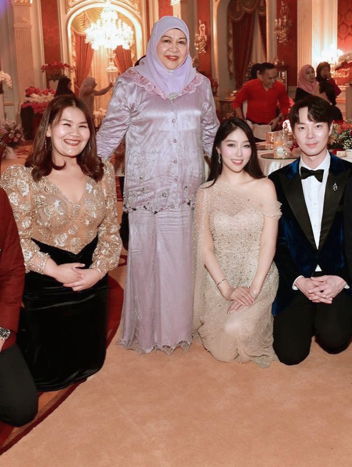 พลอยใส - ธัญลักษณ์ โชคธนเดช