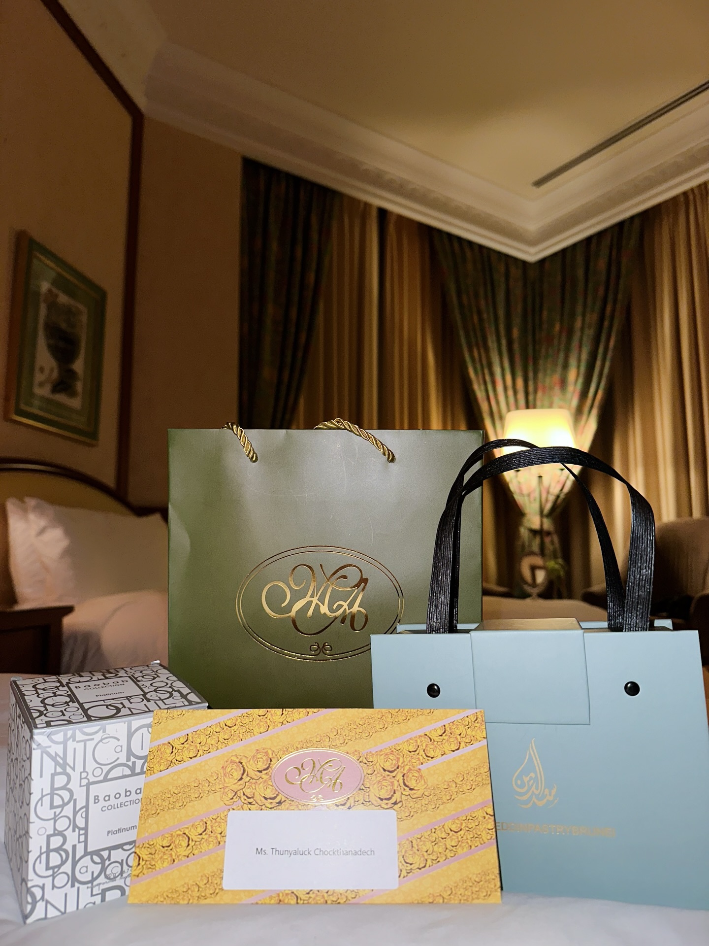 พลอยใส - ธัญลักษณ์ โชคธนเดช