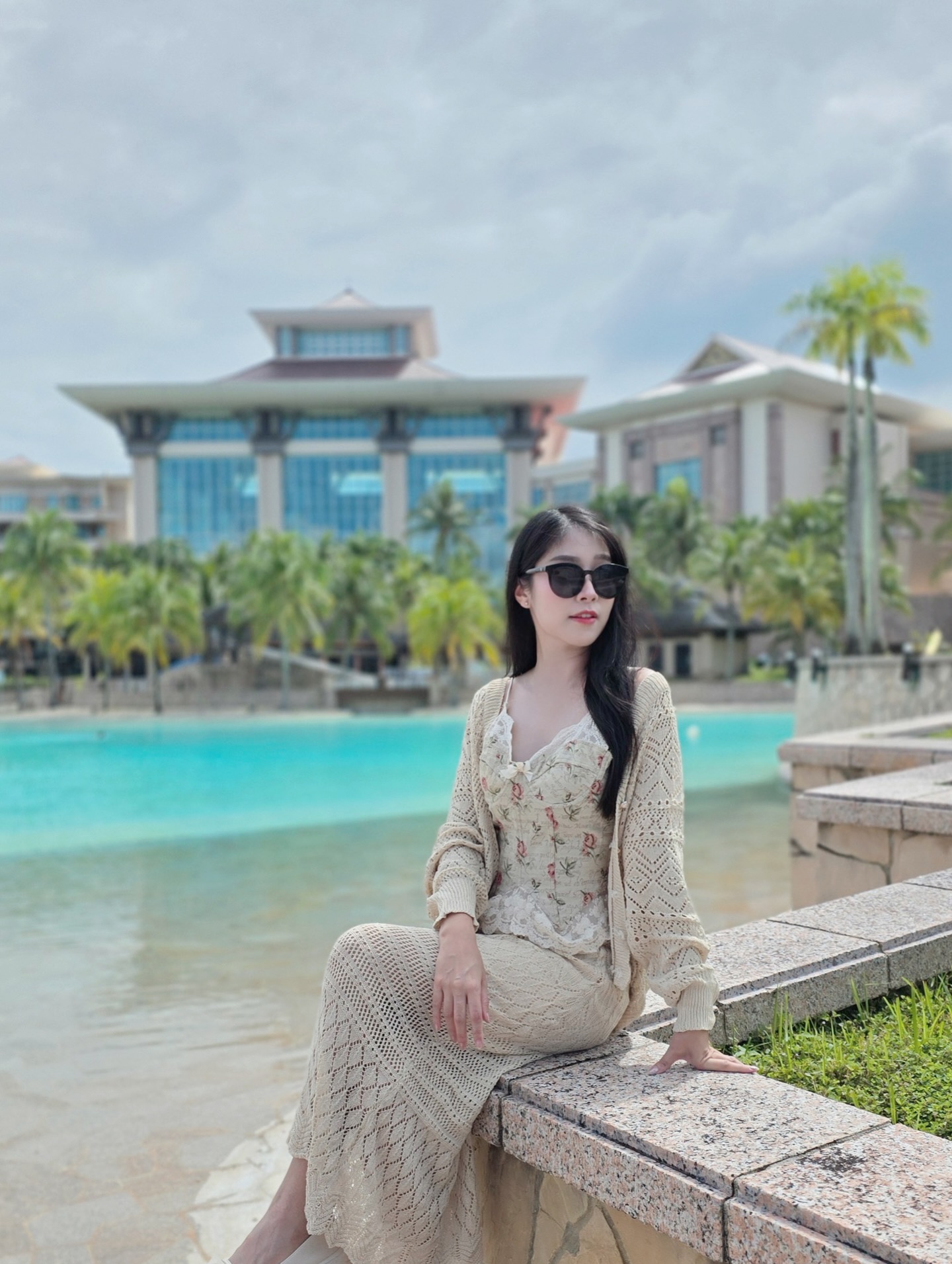 พลอยใส - ธัญลักษณ์ โชคธนเดช