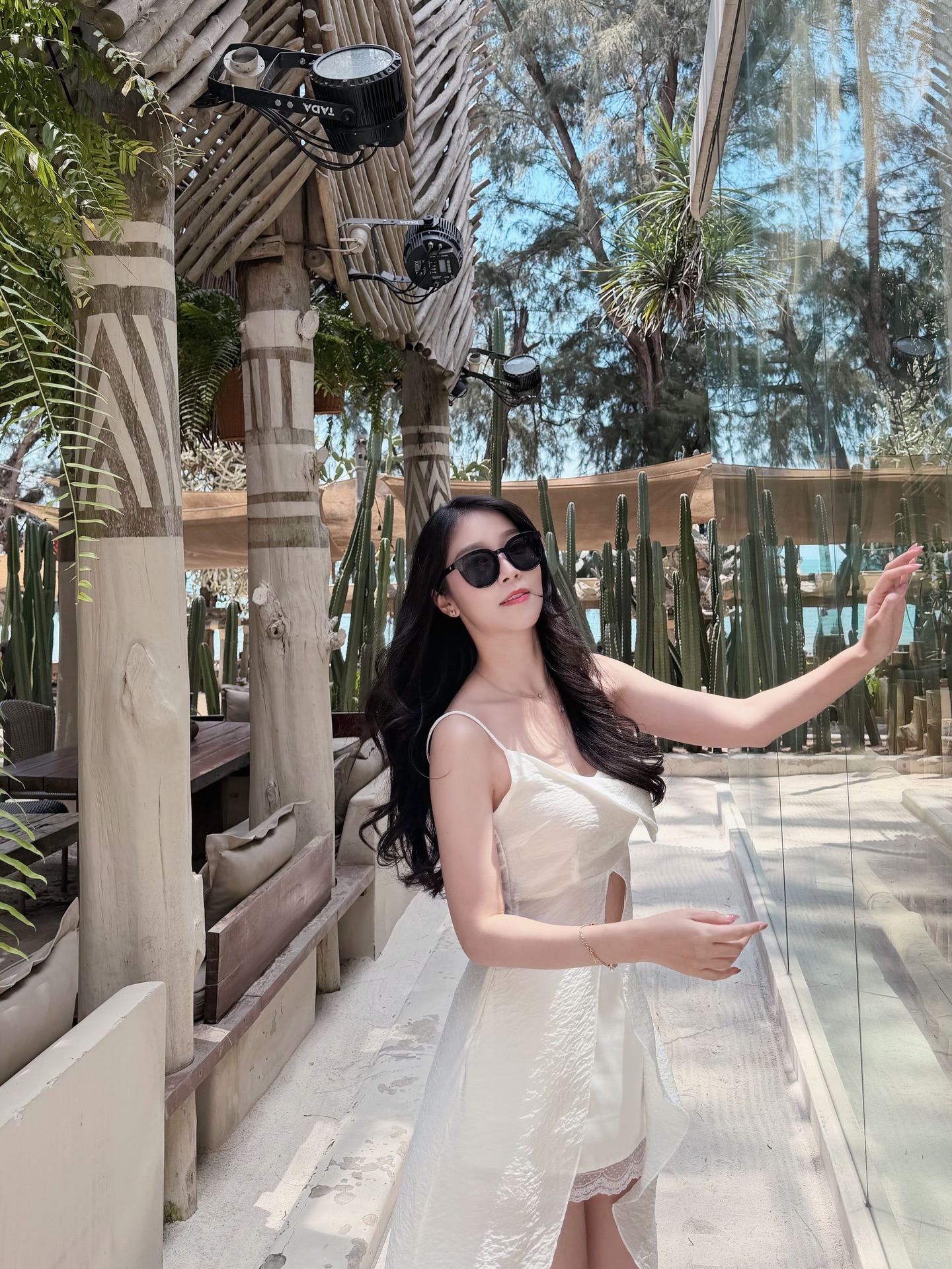 พลอยใส - ธัญลักษณ์ โชคธนเดช