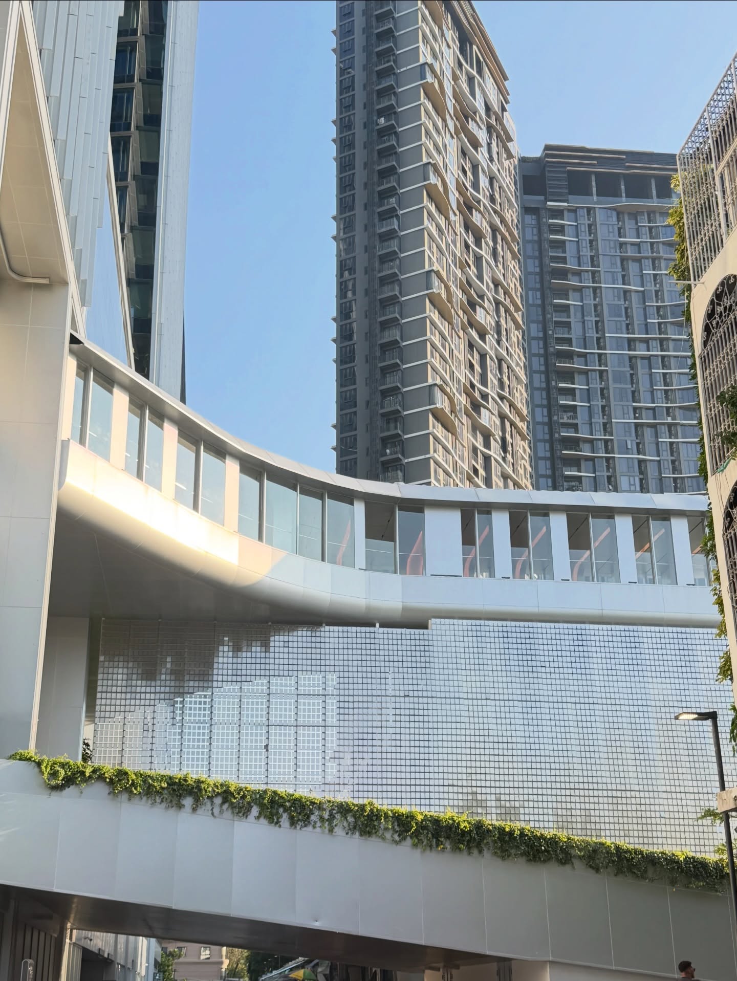 พลอยใส - ธัญลักษณ์ โชคธนเดช