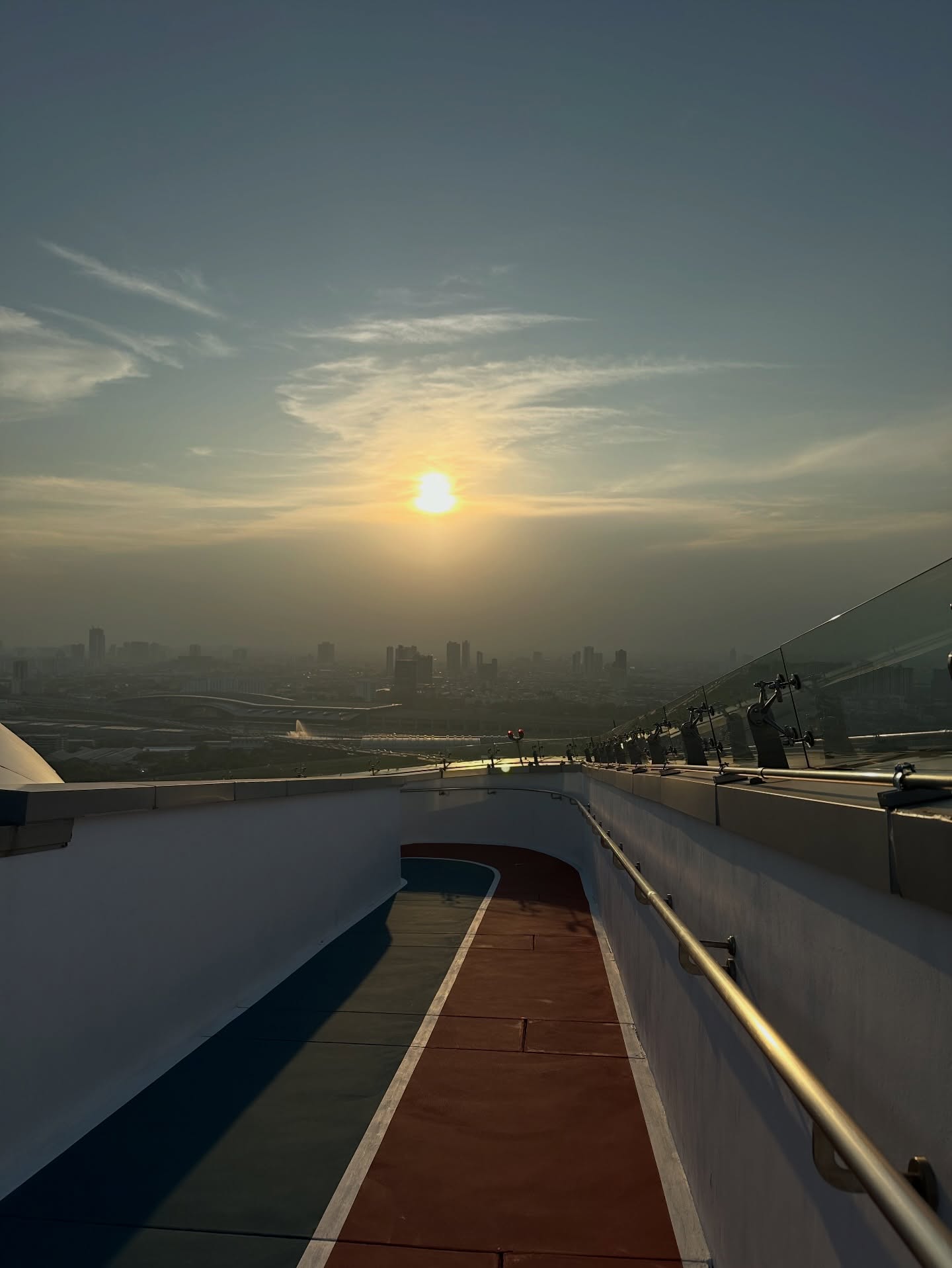 พลอยใส - ธัญลักษณ์ โชคธนเดช