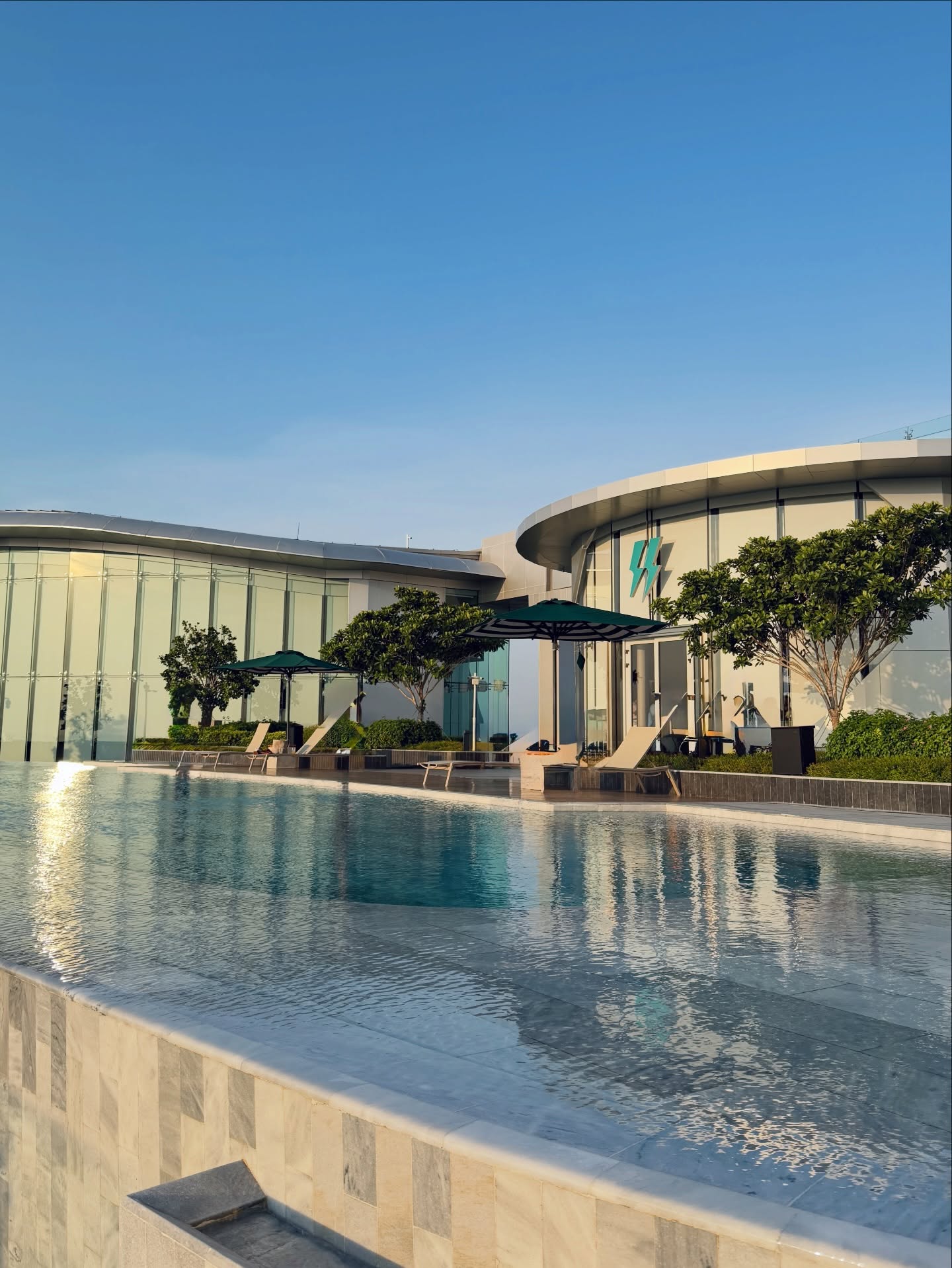 พลอยใส - ธัญลักษณ์ โชคธนเดช