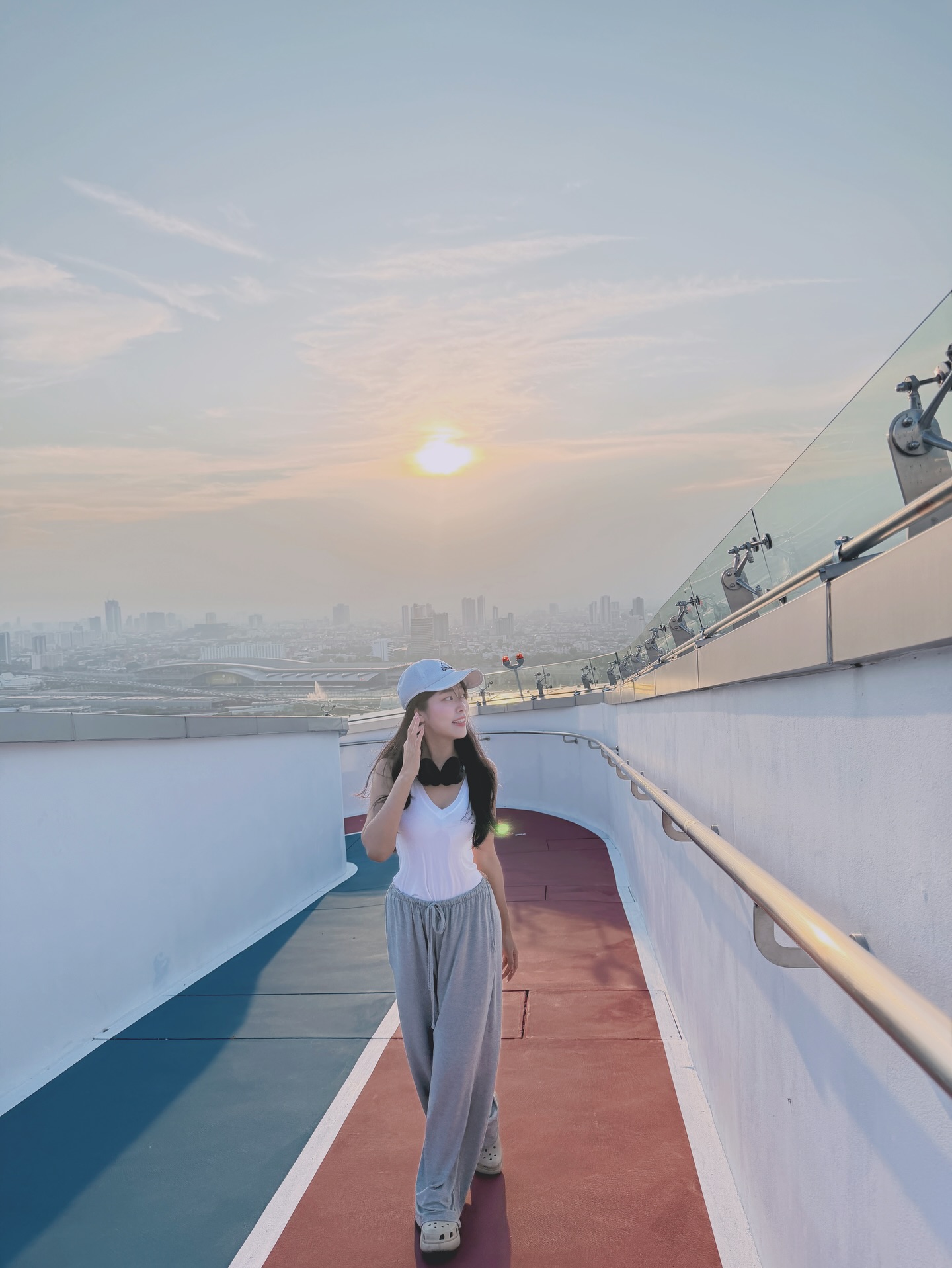 พลอยใส - ธัญลักษณ์ โชคธนเดช