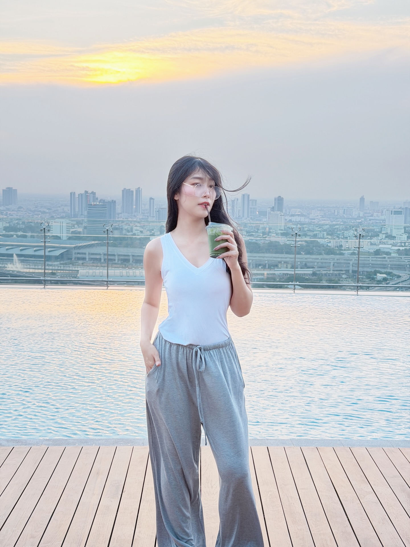 พลอยใส - ธัญลักษณ์ โชคธนเดช