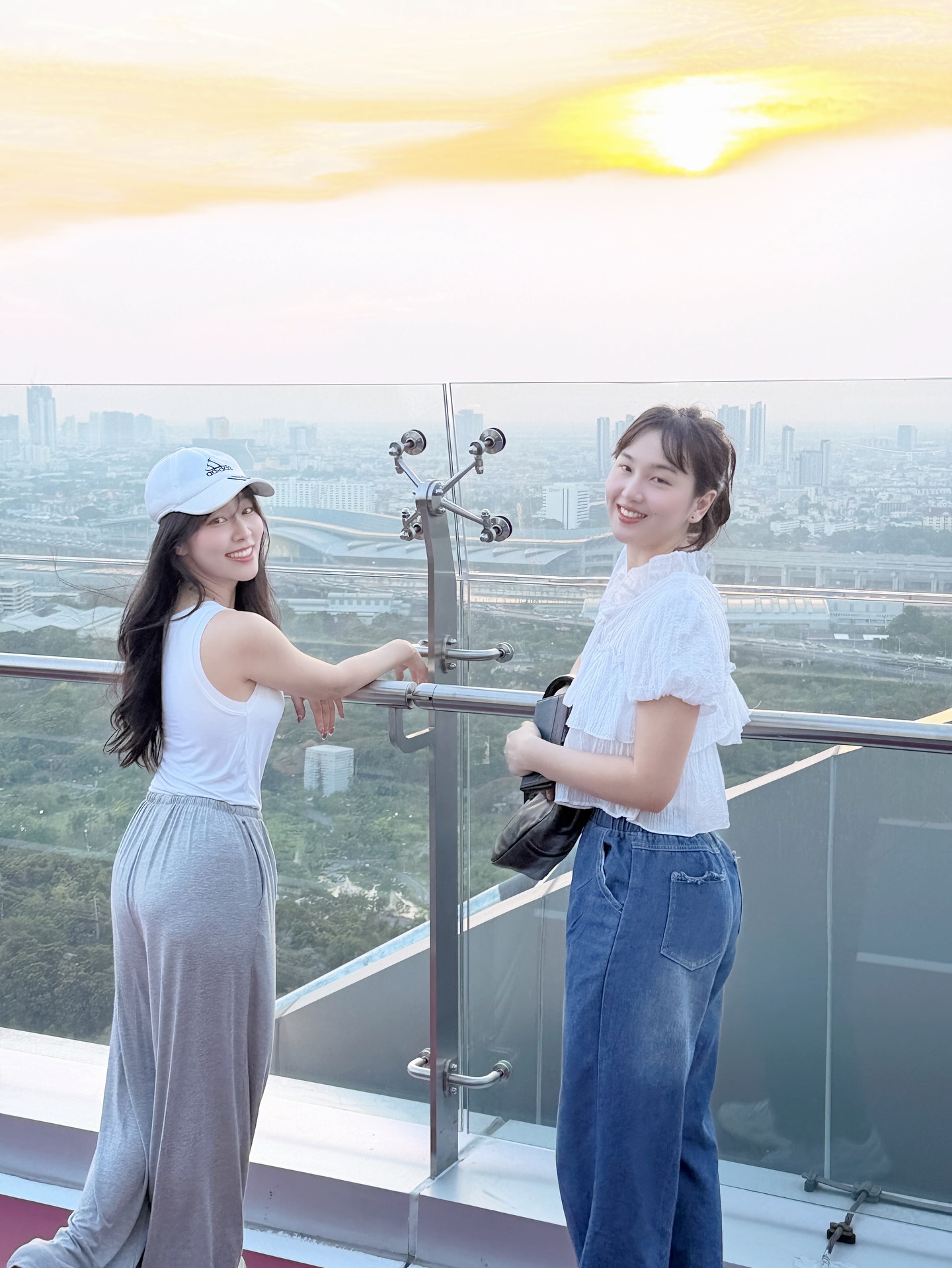 พลอยใส - ธัญลักษณ์ โชคธนเดช