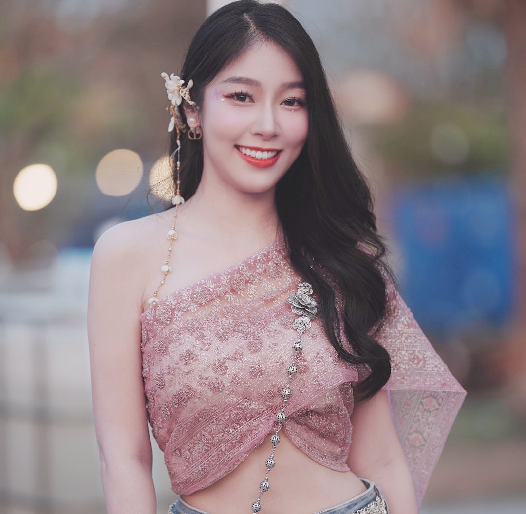 พลอยใส - ธัญลักษณ์ โชคธนเดช