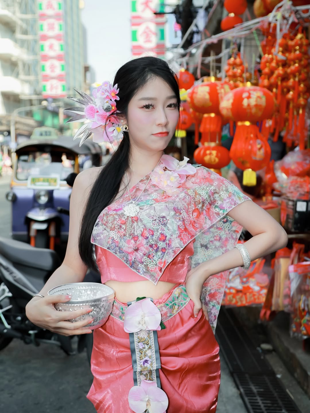 พลอยใส - ธัญลักษณ์ โชคธนเดช