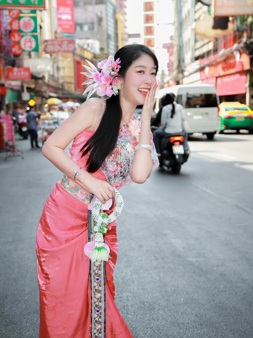 พลอยใส - ธัญลักษณ์ โชคธนเดช