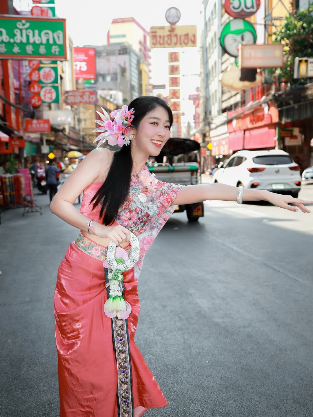 พลอยใส - ธัญลักษณ์ โชคธนเดช