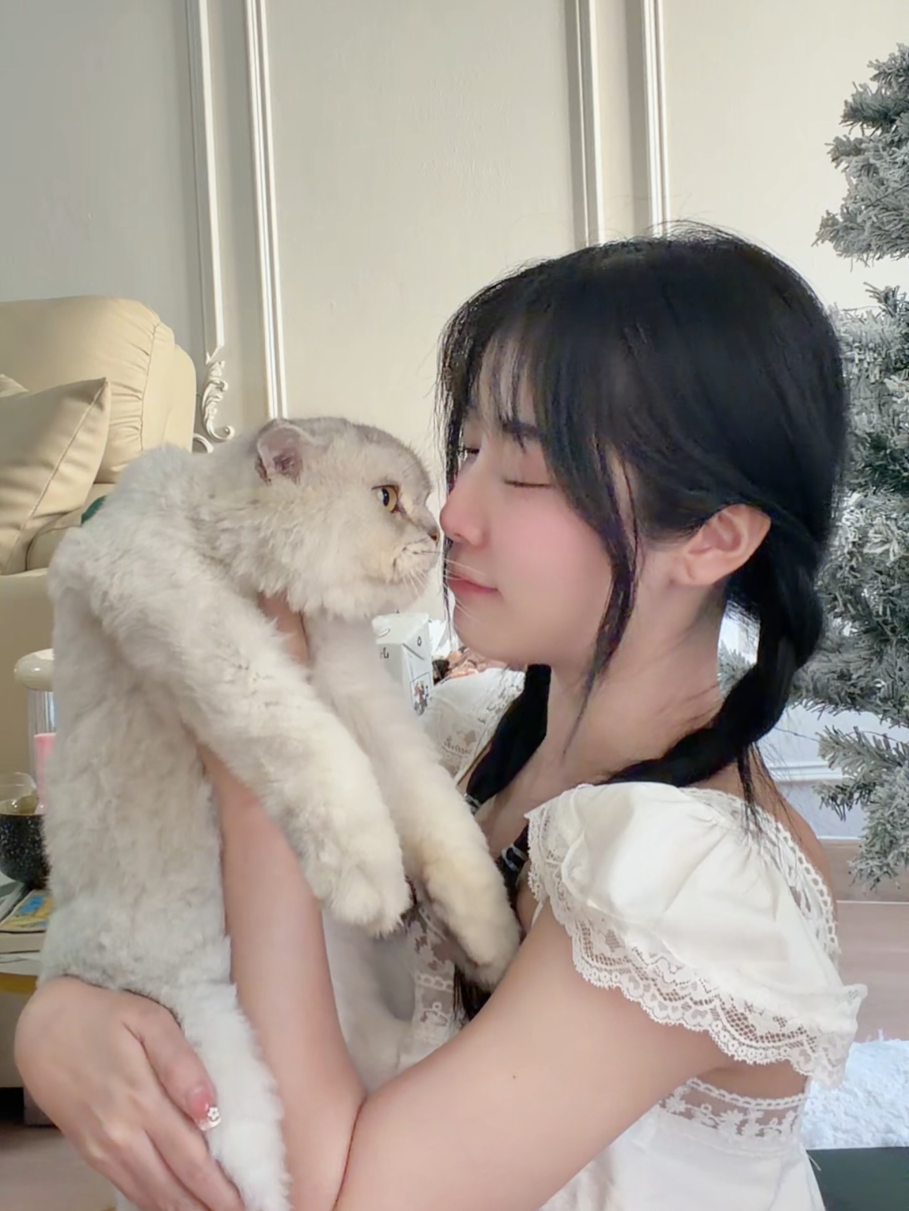 พลอยใส - ธัญลักษณ์ โชคธนเดช