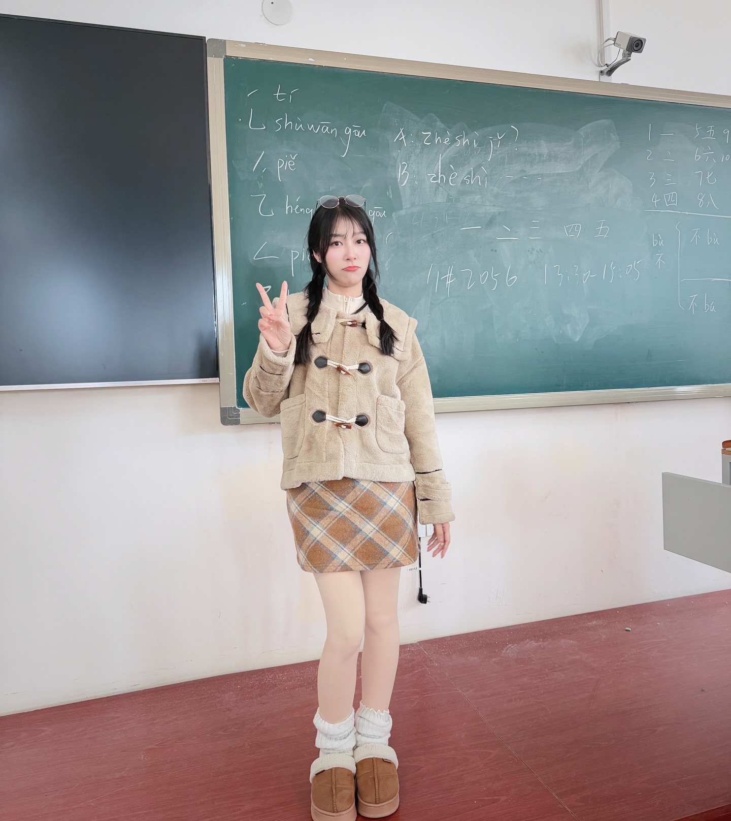 พลอยใส - ธัญลักษณ์ โชคธนเดช