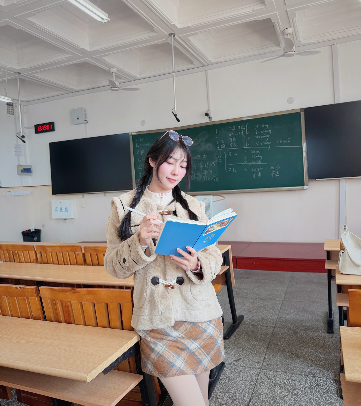 พลอยใส - ธัญลักษณ์ โชคธนเดช