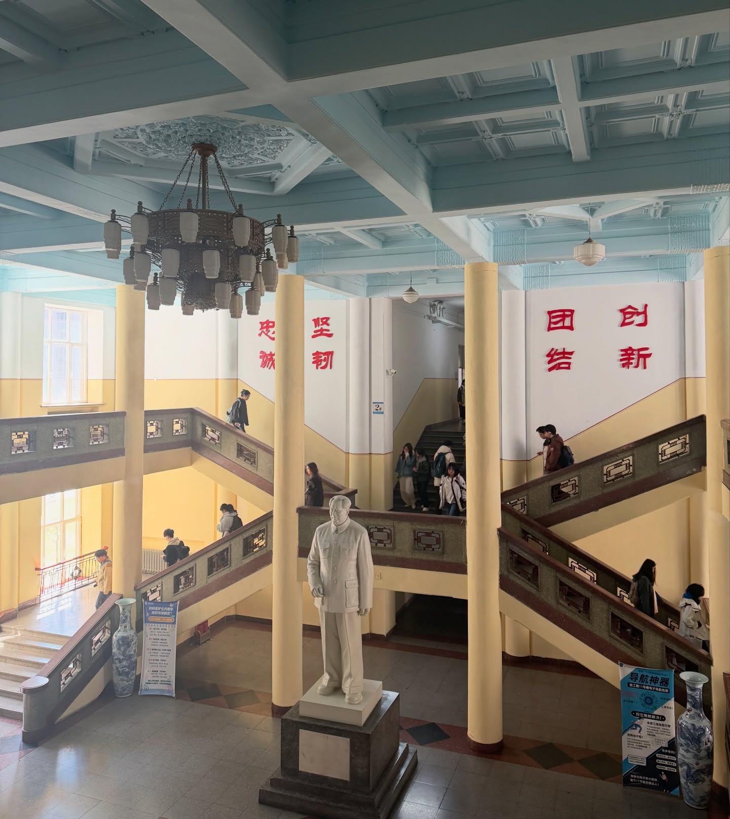 พลอยใส - ธัญลักษณ์ โชคธนเดช