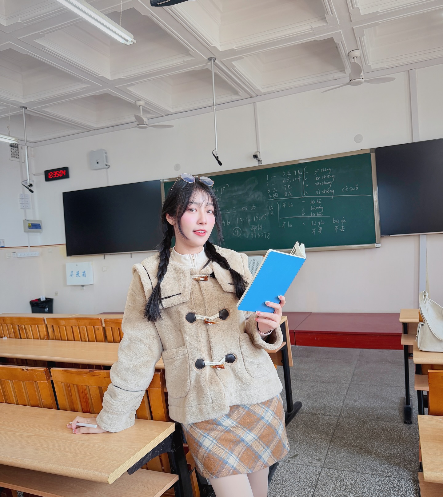 พลอยใส - ธัญลักษณ์ โชคธนเดช