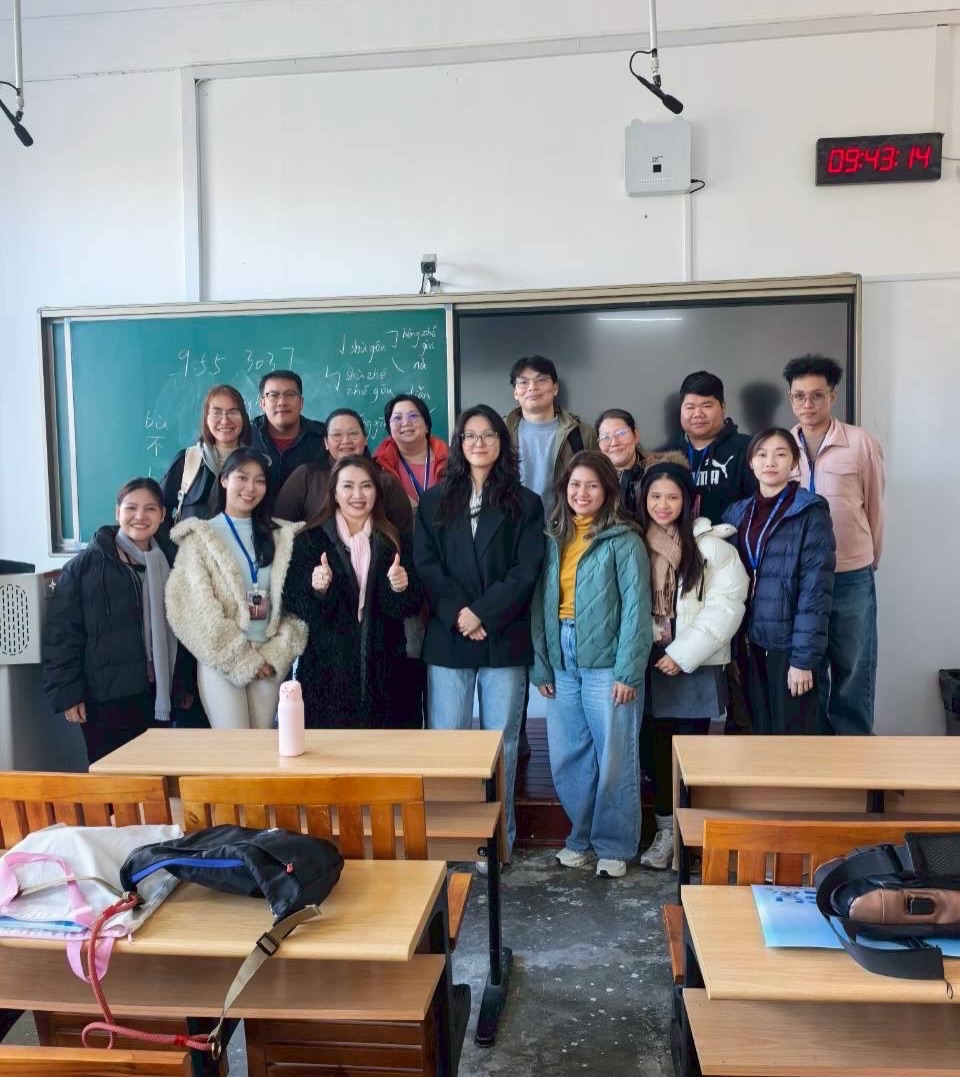 พลอยใส - ธัญลักษณ์ โชคธนเดช