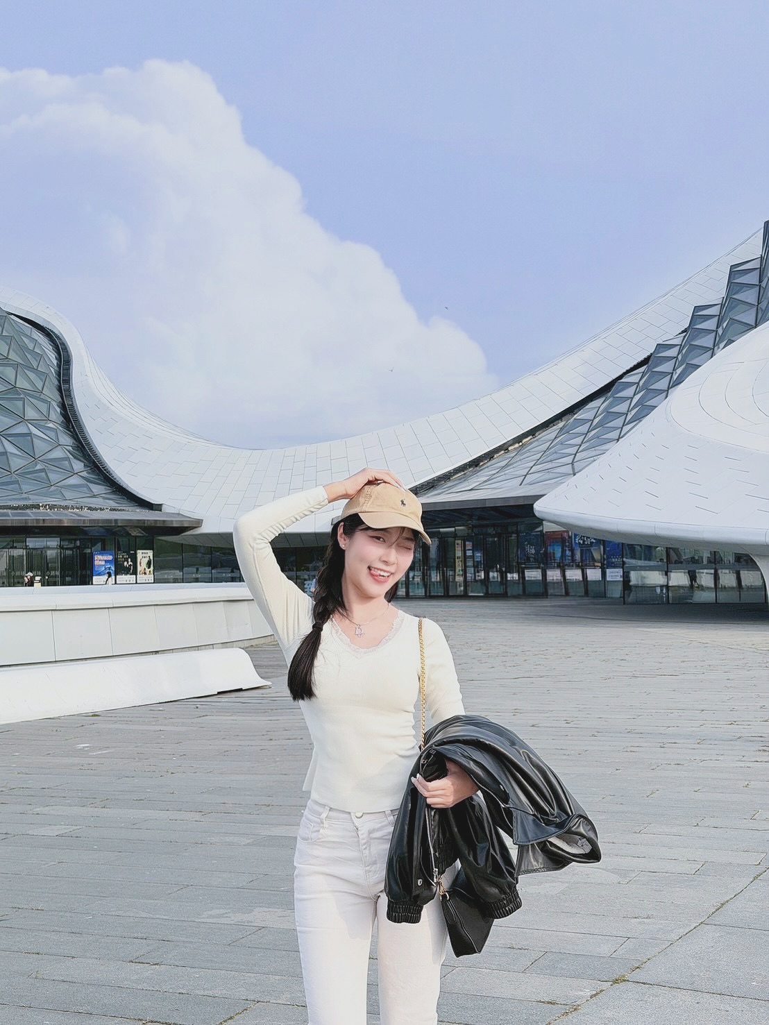 พลอยใส - ธัญลักษณ์ โชคธนเดช