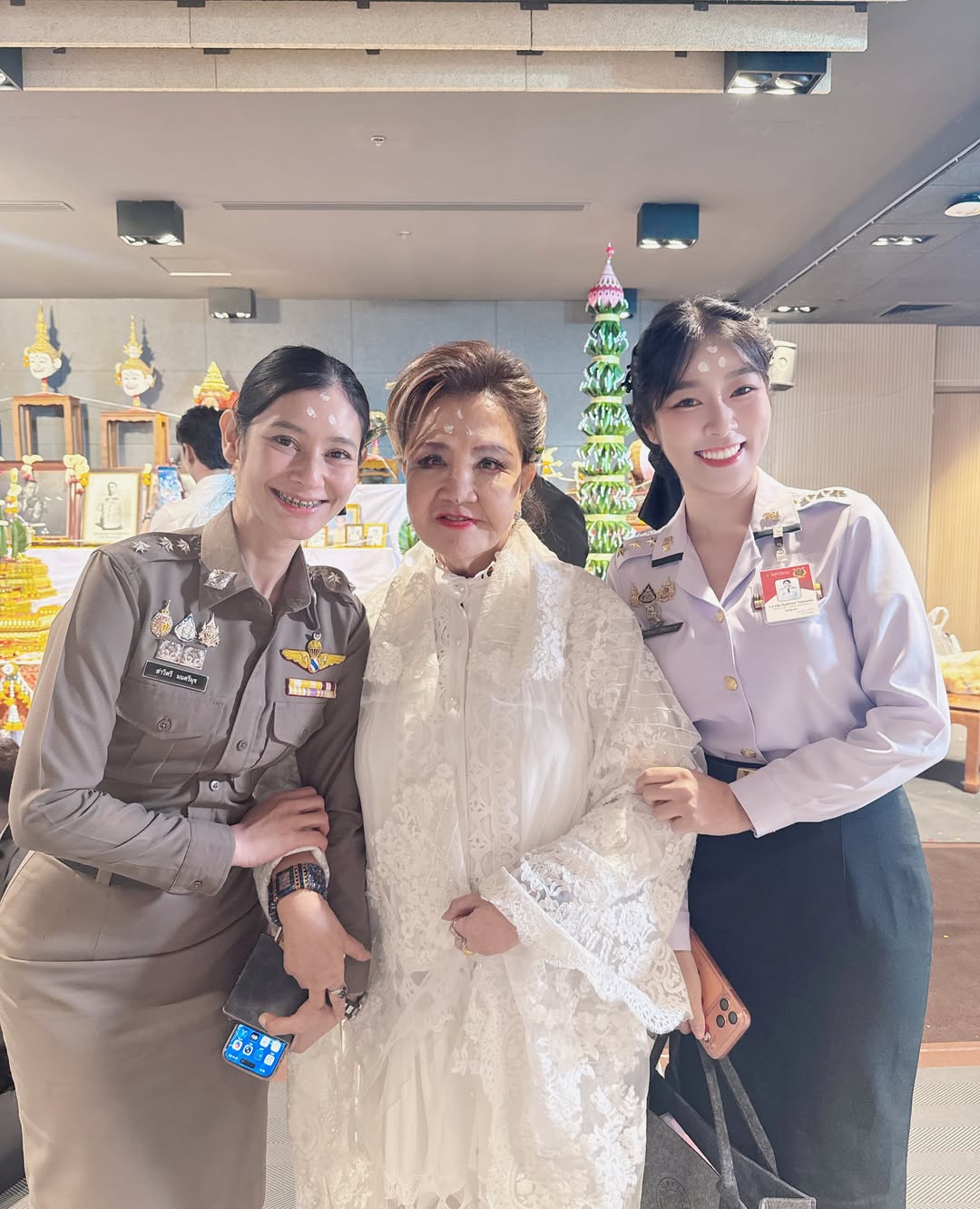 พลอยใส - ธัญลักษณ์ โชคธนเดช