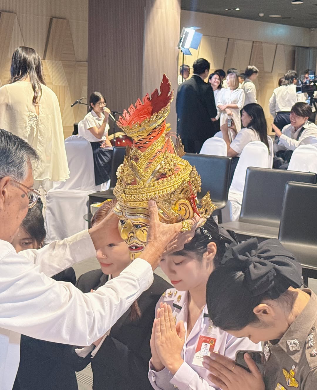 พลอยใส - ธัญลักษณ์ โชคธนเดช