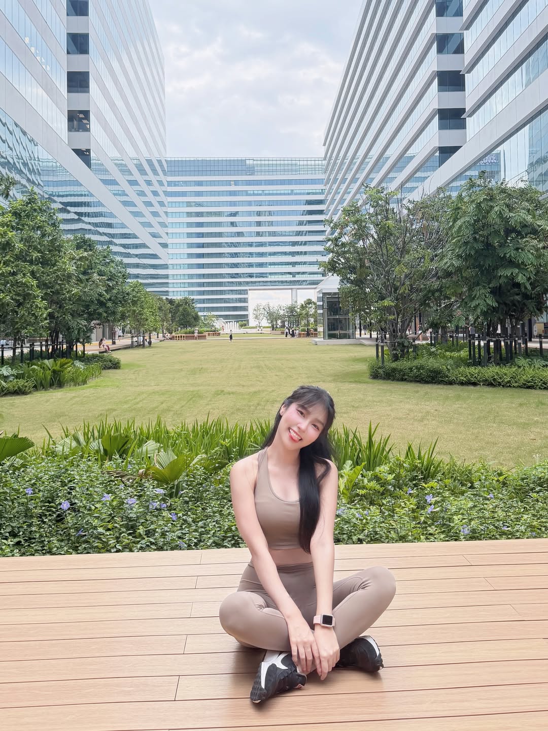 พลอยใส - ธัญลักษณ์ โชคธนเดช