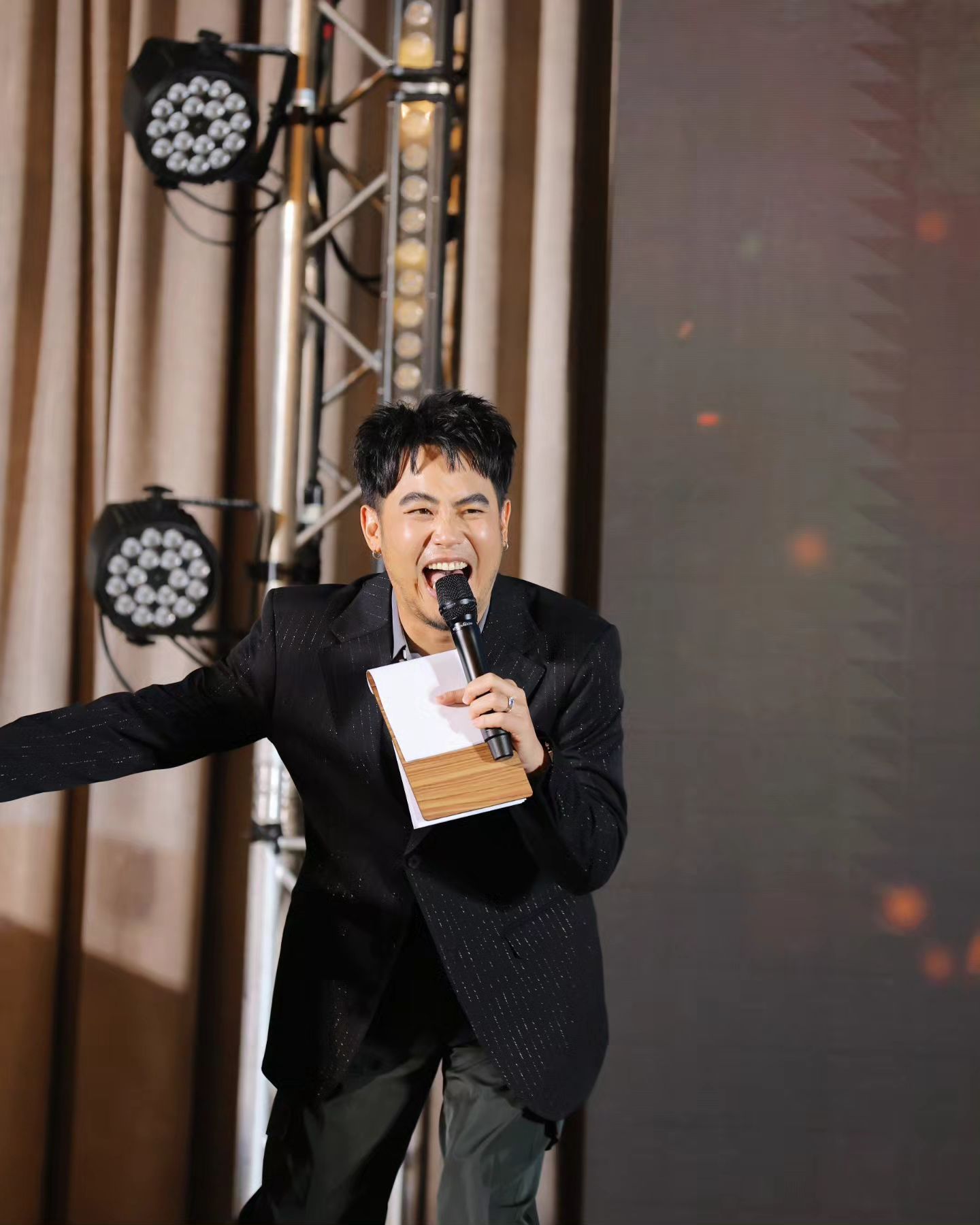 อ๋อง - เขมรัชต์ สุนทรนนท์